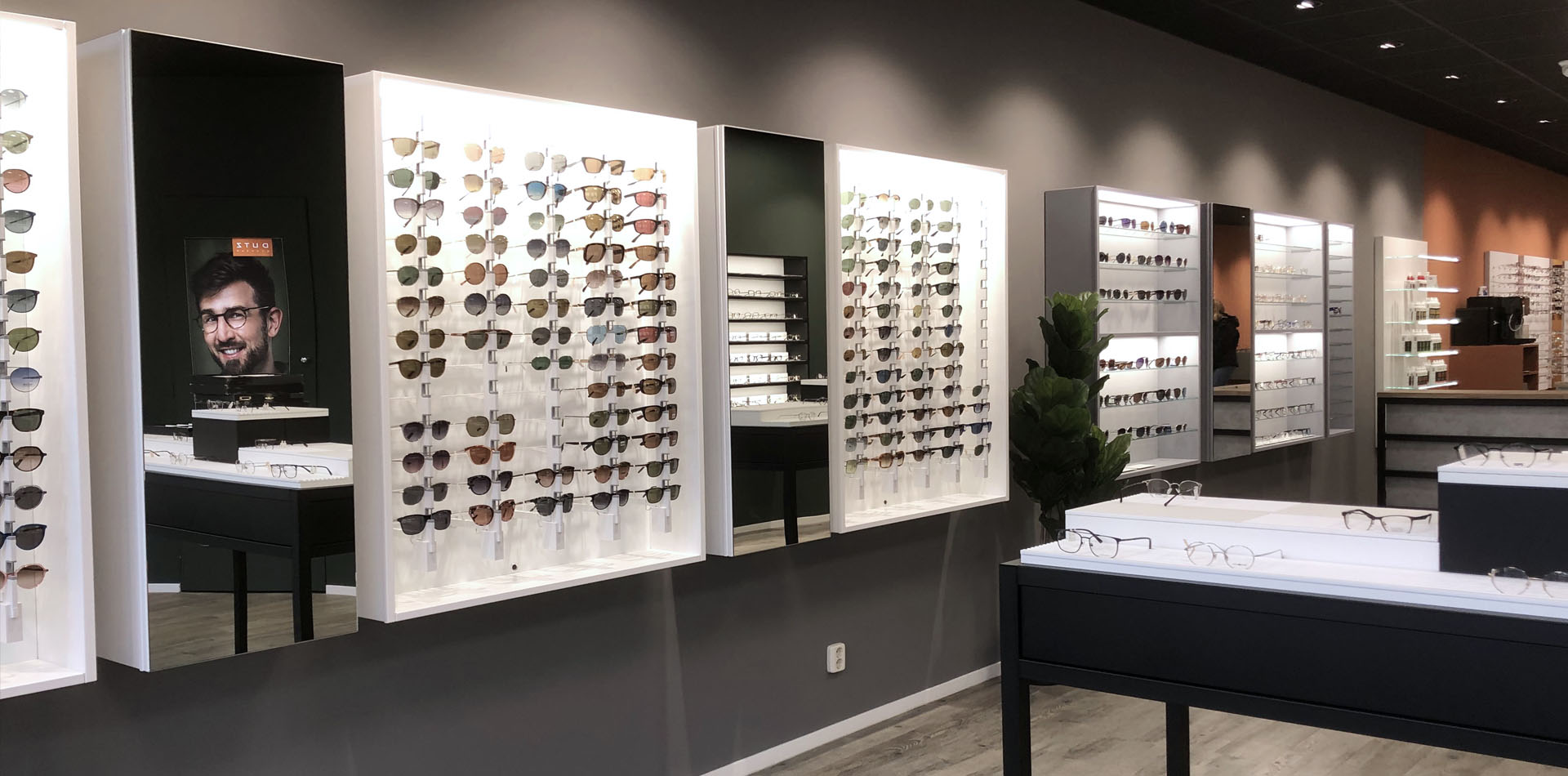 طراحی دکوراسیون مغازه عینک فروشی