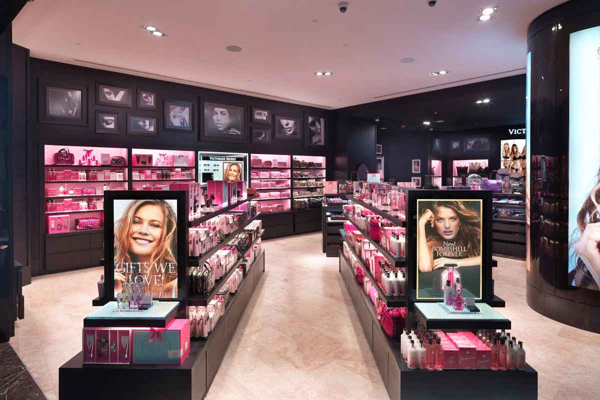 طراحی دکوراسیون مغازه لوازم آرایشی