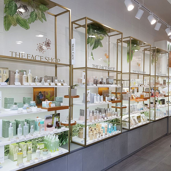 طراحی دکوراسیون مغازه لوازم آرایشی