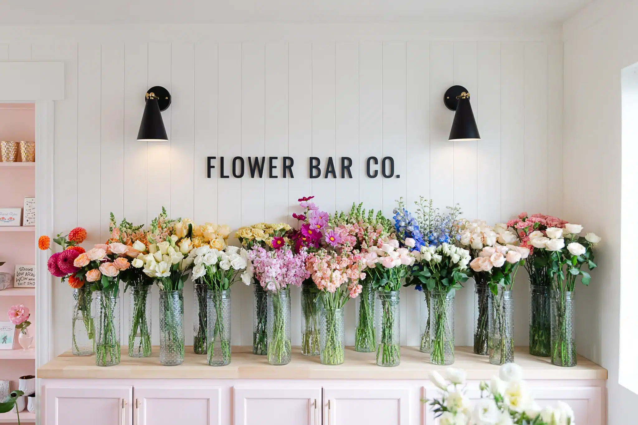 Flower BarCO 2023 08 e32a60b1 6016 4fce 8a66 f68681b9ef46 استفاده از گلدان های متنوع و مناسب