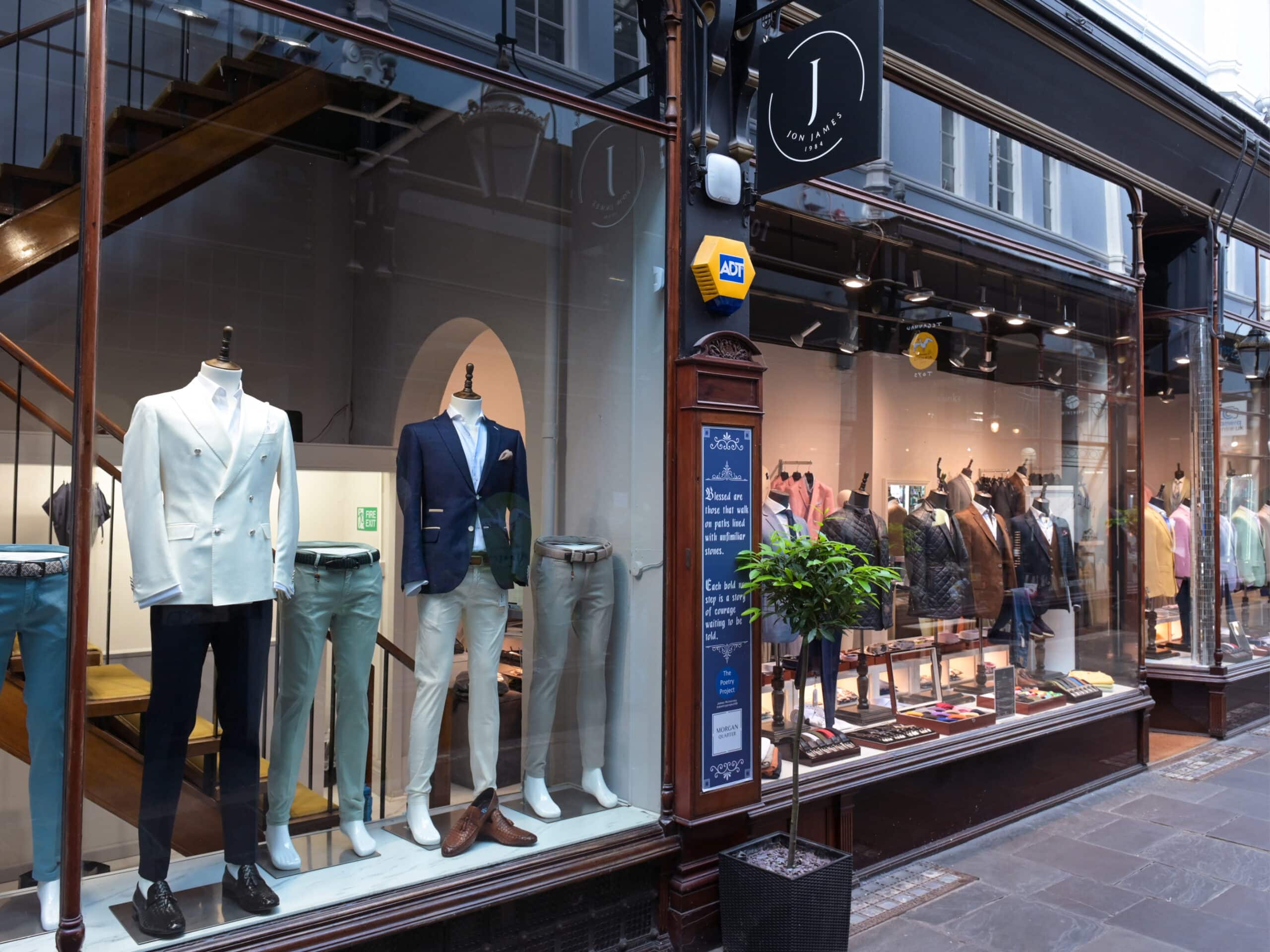 روانشناسی رنگ‌ها و چیدمان در ویترین