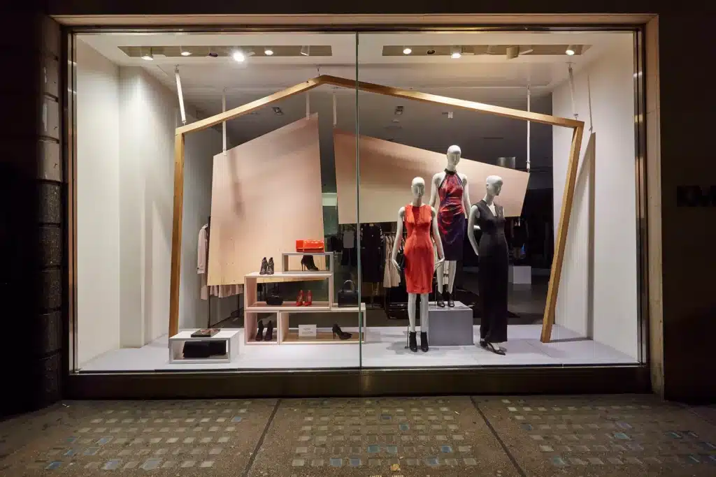 تکنولوژی در ویترین (صفحه نمایش، نورهای متحرک)