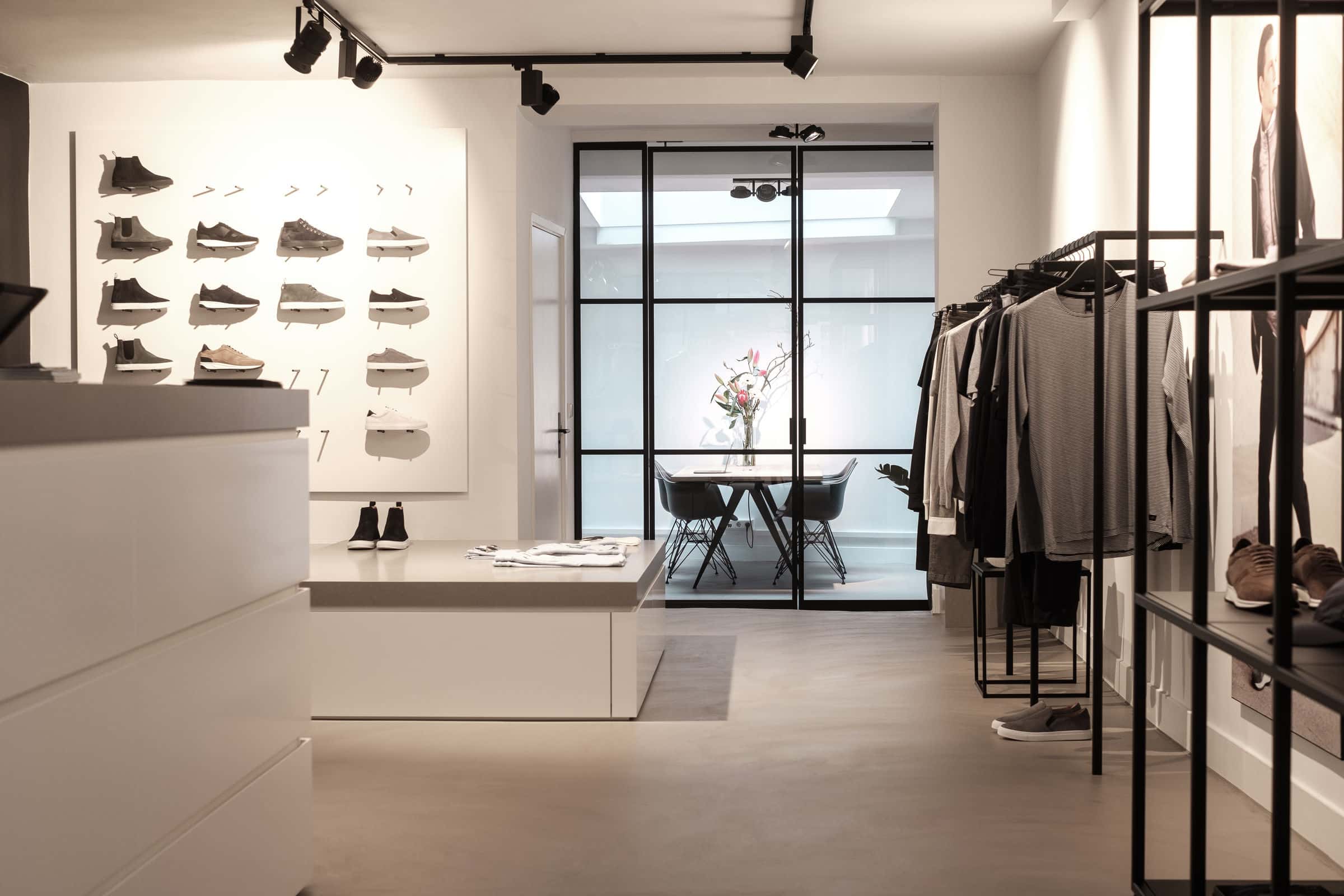 اشتباهات رایج در طراحی ویترین بوتیک مردانه