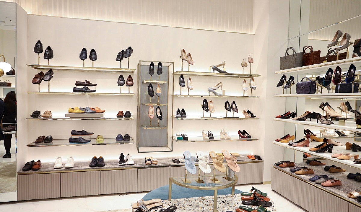 دکور فروشگاه کیف و کفش